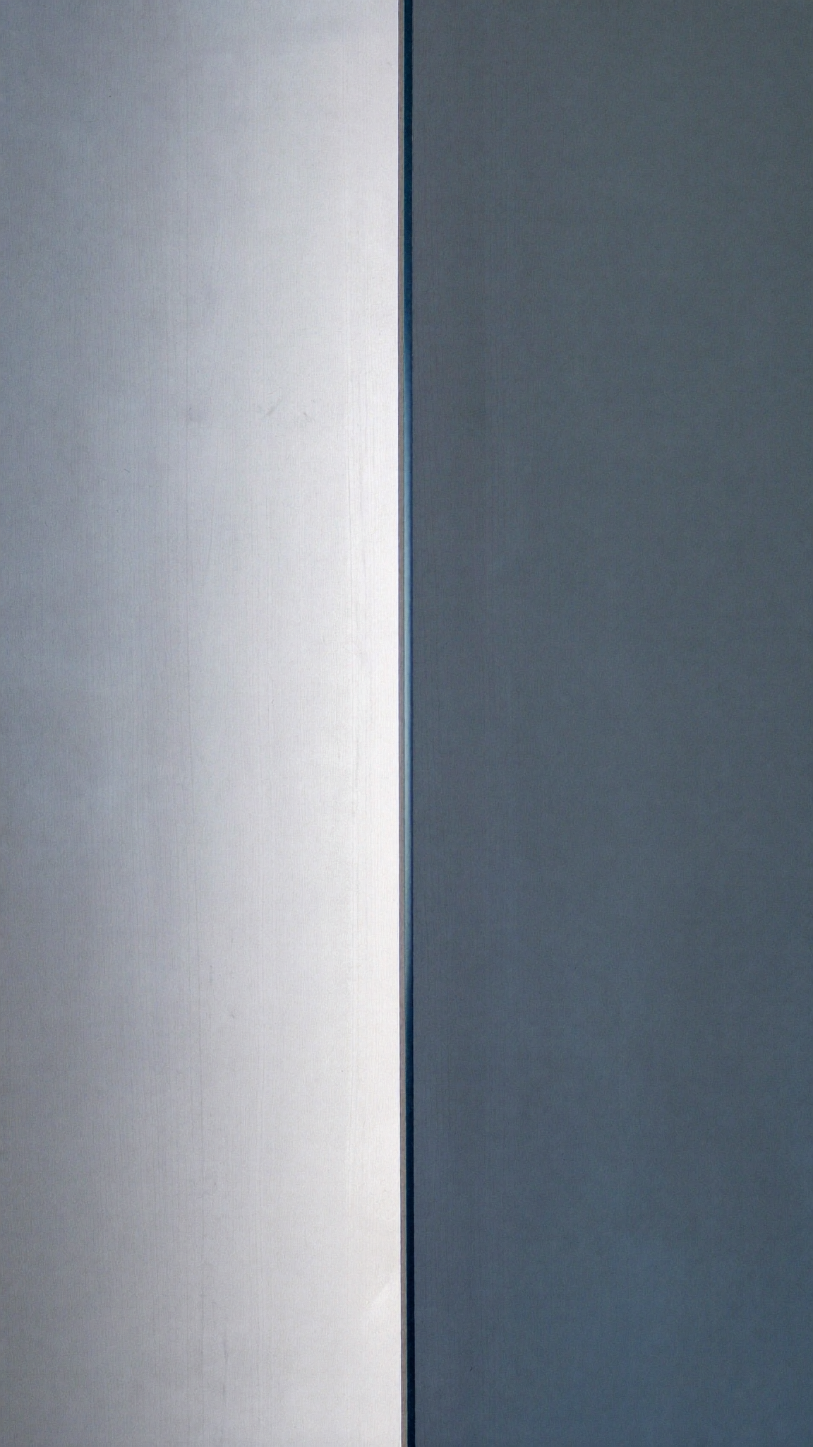 Even vertical reveal between a light panel and a dark opening